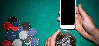Tampilan live casino sandspiel dengan dealer langsung dan meja blackjack, roulette, dan baccarat